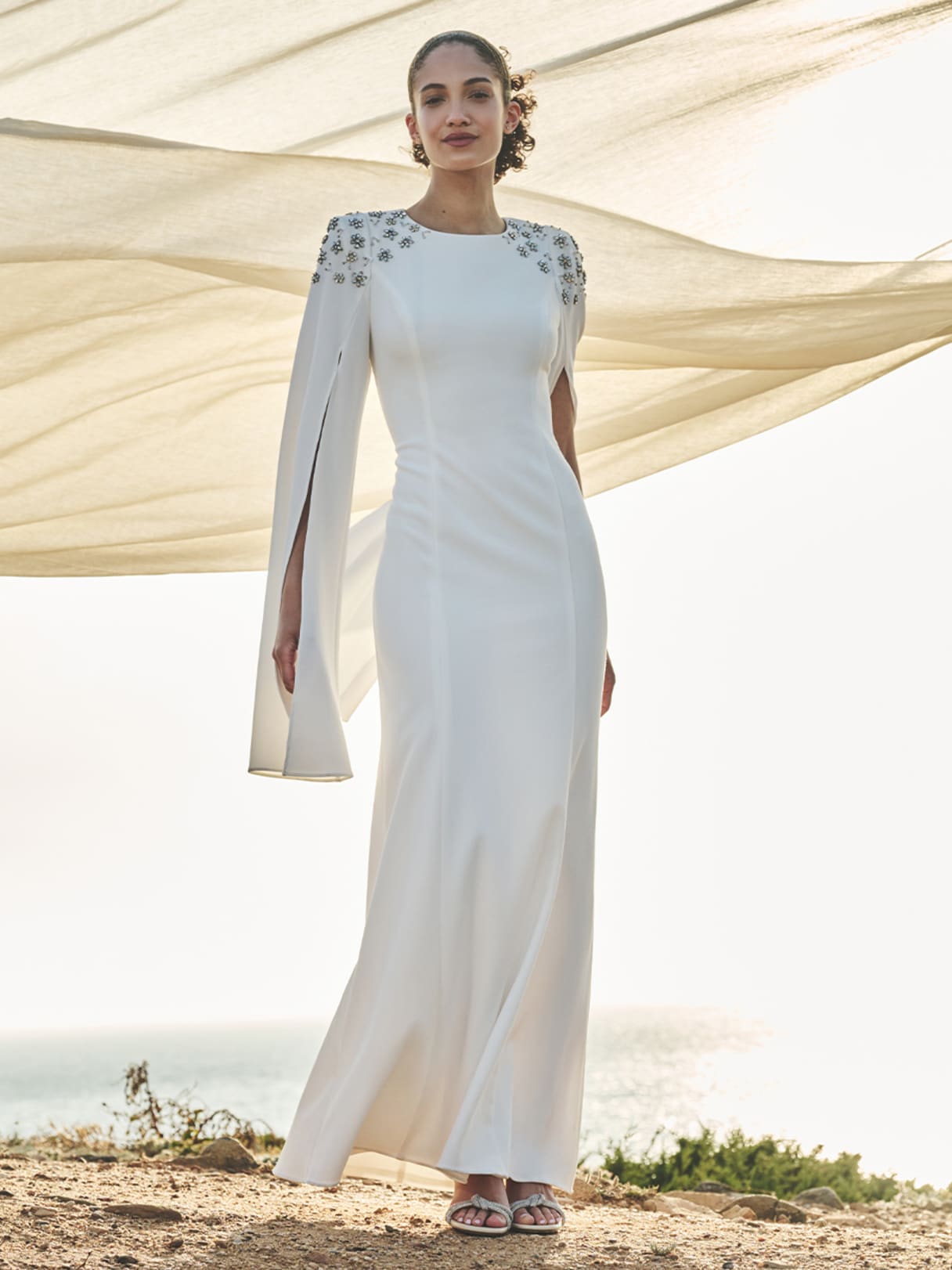 Frau in weißem Hochzeitskleid mit langen Ärmel