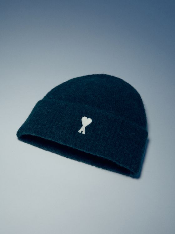 Dunkelblauer Beanie mit weißem Herz-Logo