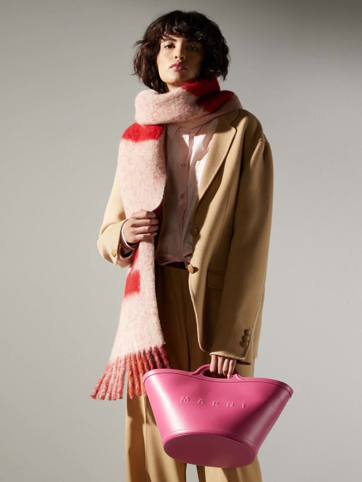 Woman in brown fall look wearing a scarf and a bag